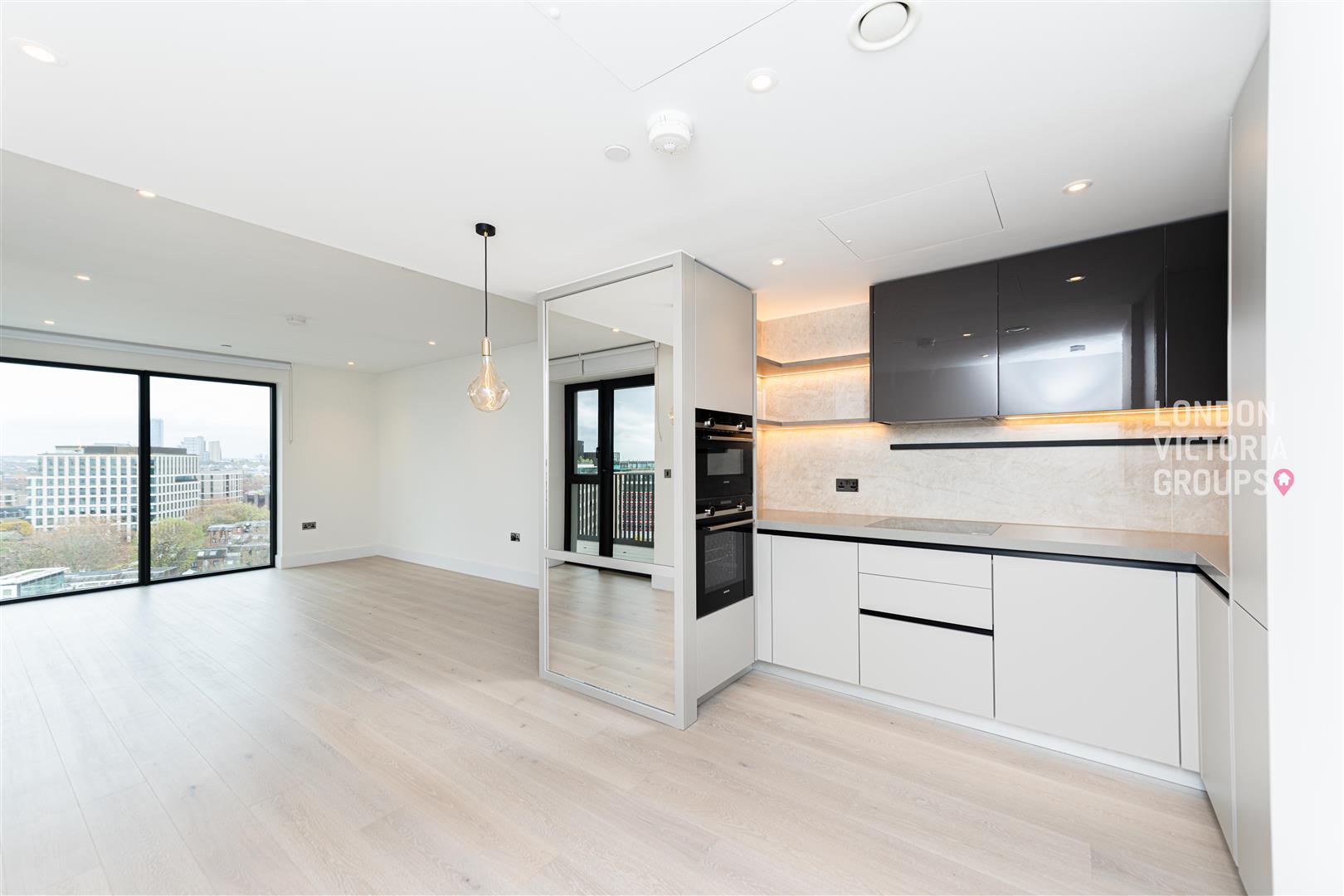 2 bed property in Fountain Park Way, London